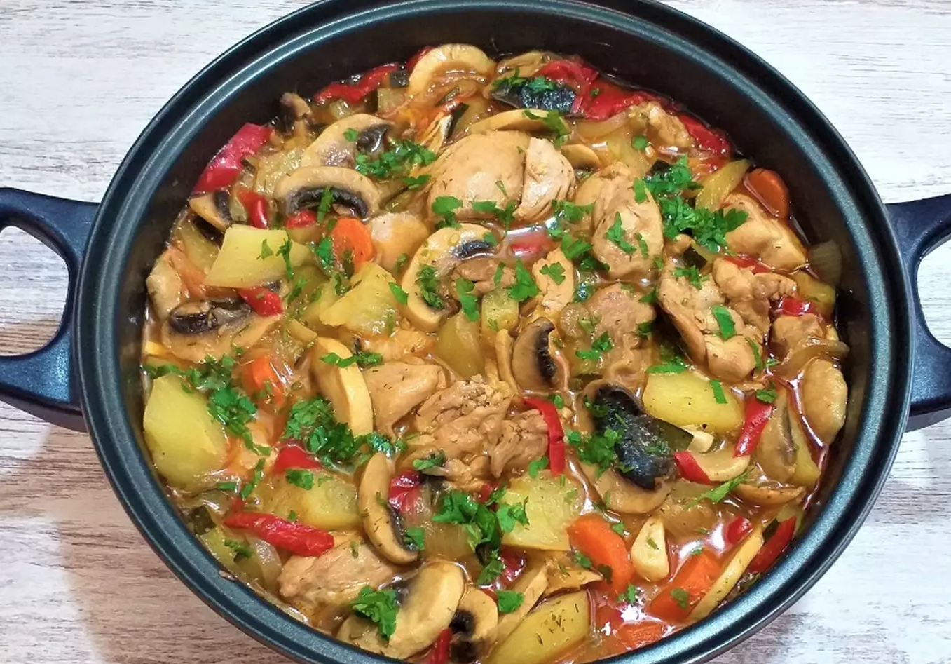 guiso de pollo con patatas y champiñones